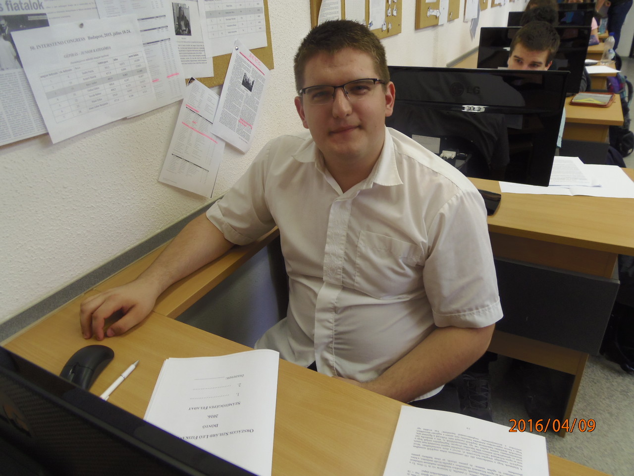 Papp Zoltán az ESZI tanulója a döntő kísérleti feladat megodása közben